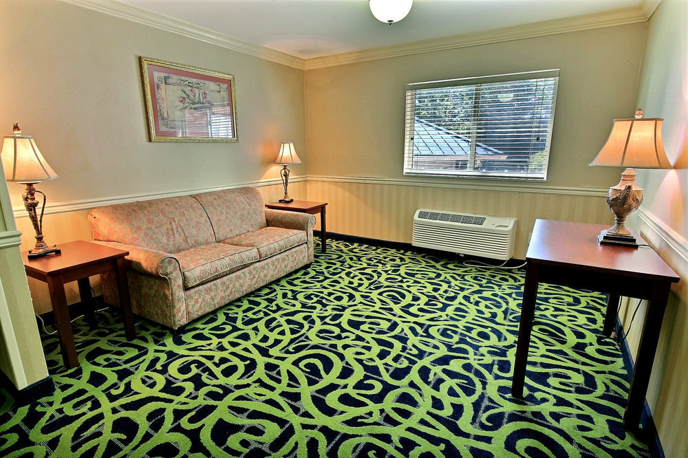Crestwood Suites Of Newport News Esterno foto